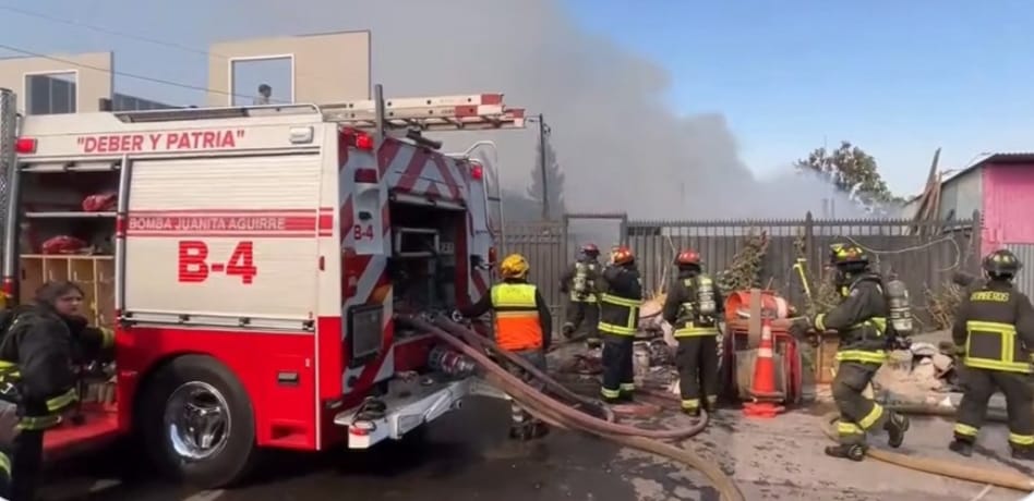 INCENDIO deja DOS FALLECIDOS: investigan EXPLOSIÓN de CILINDRO de OXIGENO como posible causa