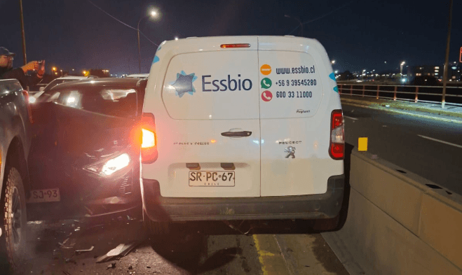 Iba contra el tránsito y chocó vehículos: Conductor protagoniza grave accidente en puente Juan Pablo II