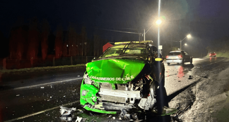 Conductor BORRACHO choca de FRENTE patrulla de Carabineros dejando 2 funcionarios HERIDOS
