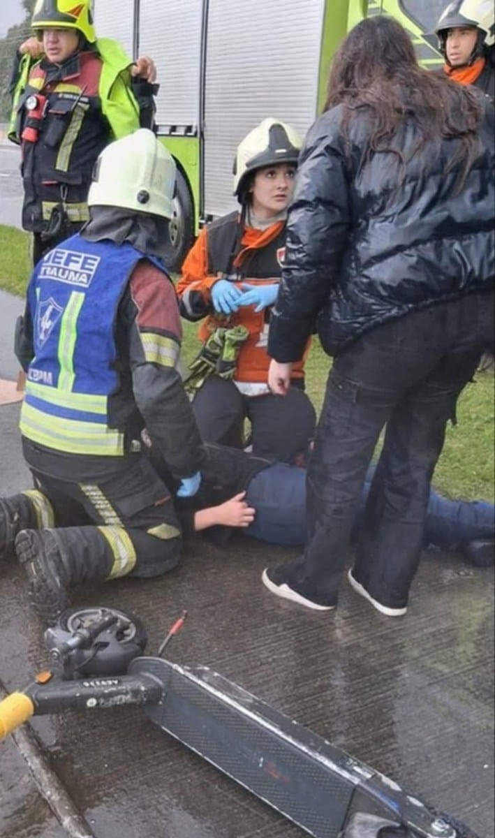 GRAVE ACCIDENTE: MUJER queda en RIESGO VITAL tras CAER de SCOOTER MUNICIPAL
