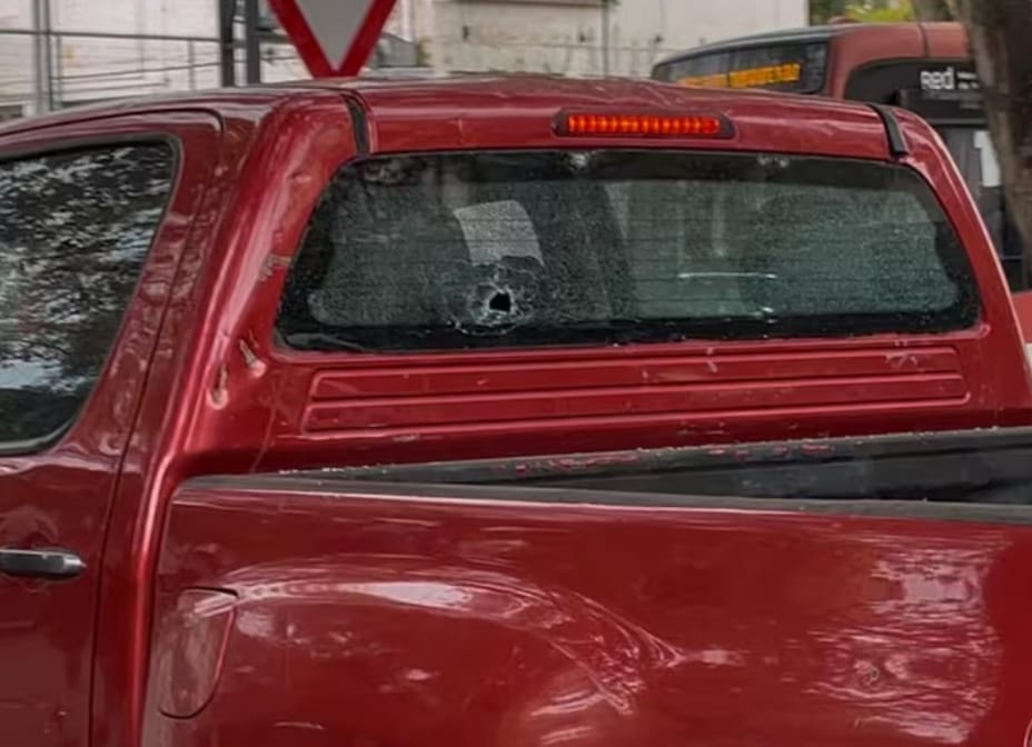 VIOLENTA PELEA deja a CONDUCTOR y MENOR HERIDOS en protesta frente a EMBLEMÁTICO liceo