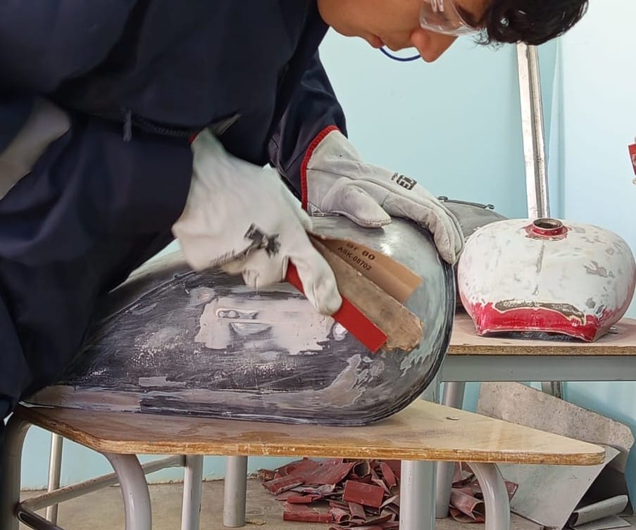 Mecánica automotriz y pintura: capacitan laboralmente a jóvenes para fortalecer su proceso de reinserción