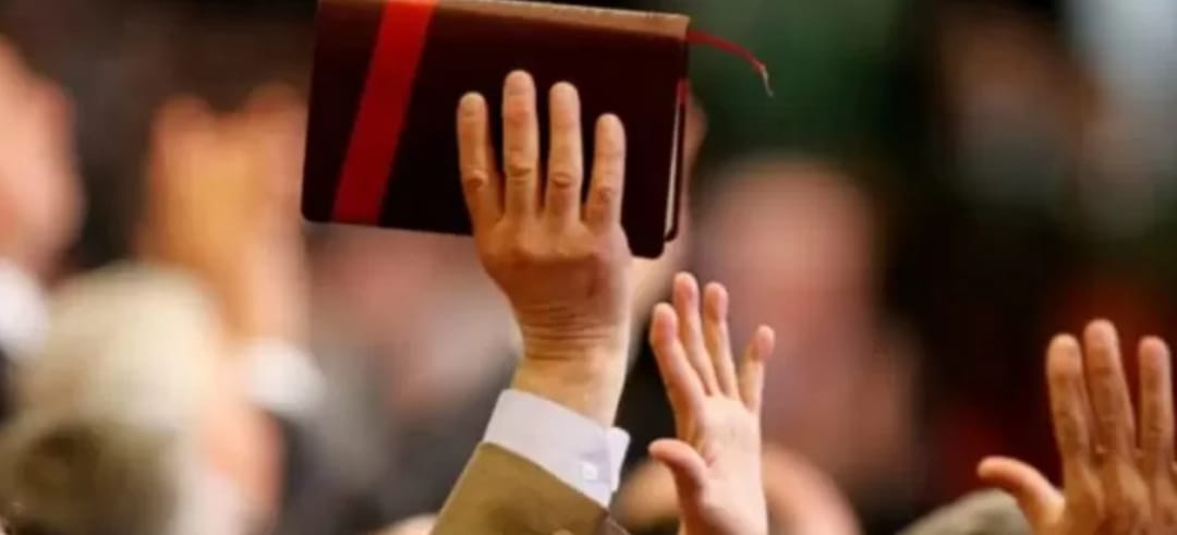DETIENEN a PASTOR EVANGÉLICO acusado de VENDER DROGA: utilizaba su rol para CAPTAR CONSUMIDORES
