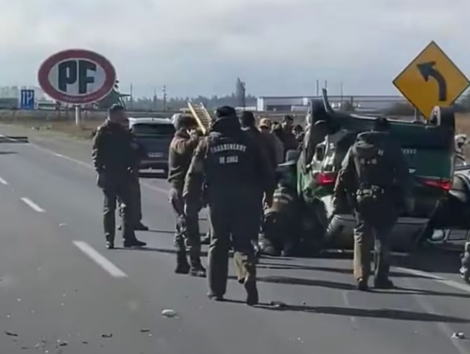 FURGÓN de CARABINEROS VOLCÓ durante PERSECUCIÓN por ROBO: cuatro personas fueron detenidas