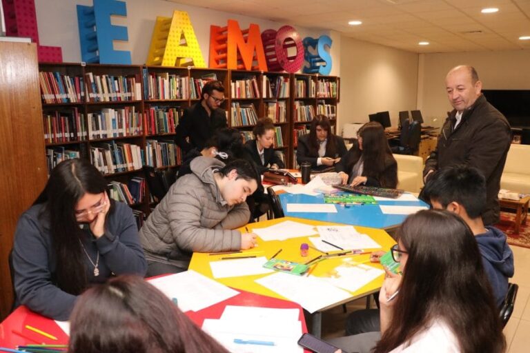 Estudiantes de Educación Básica y Media fueron protagonistas de Festival de Poesía de Otoño en Talcahuano