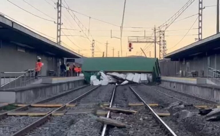 Inician trabajos de despeje tras el desrielo sufrido por tren de carga a las alturas de la Estación Chiguayante