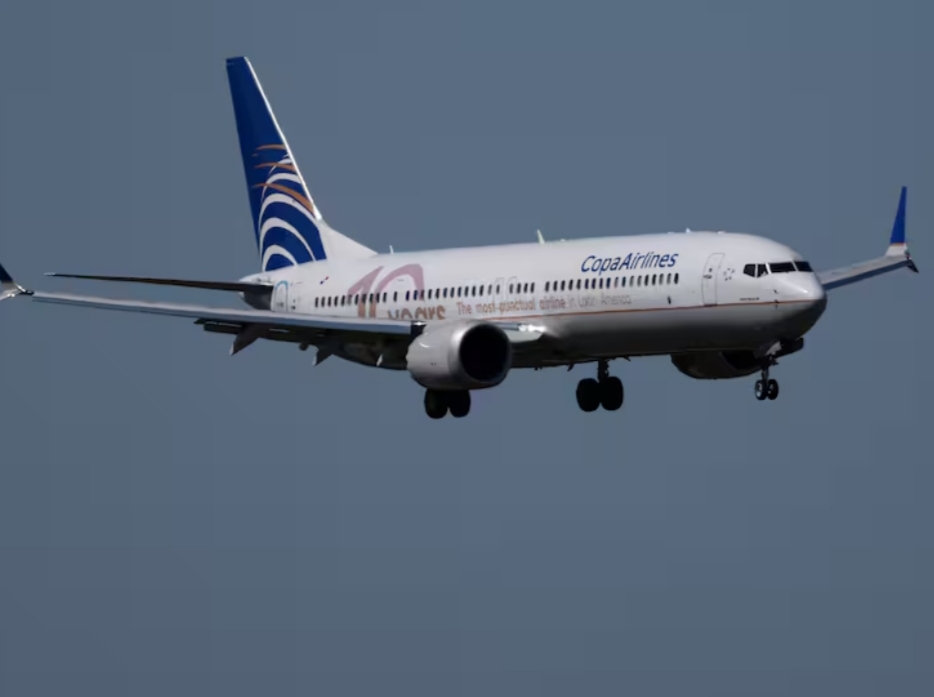 ESCÁNDALO en PLENO VUELO: detienen a pareja ACUSADA de INTENTAR TENER RELACIONES SEXUALES en AVIÓN