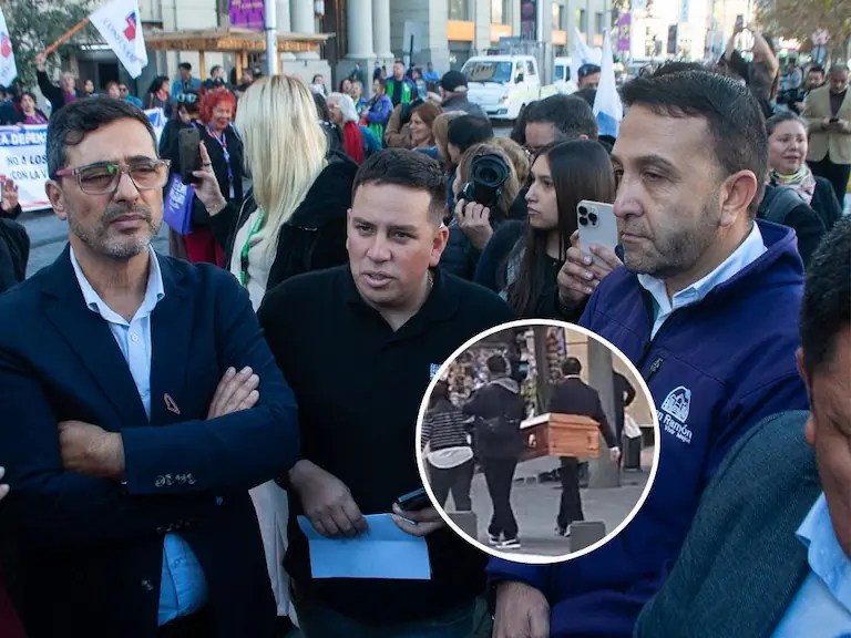 DESPERTARON tras 4 AÑOS: Alcaldes de izquierda llegan con ATAÚD a la MONEDA para protestar por RECORTES en la SALUD