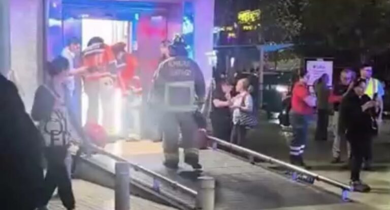 CINCO PERSONAS quedan ATRAPADAS tras FALLA EN ASCENSOR de estación Manquehue del Metro de Santiago