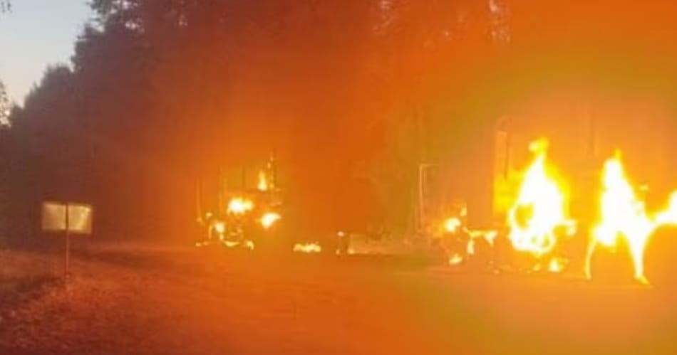 QUEMAN DOS CAMIONES en ATAQUE INCENDIARIO: zona quedó bajo RESGUARDO MILITAR