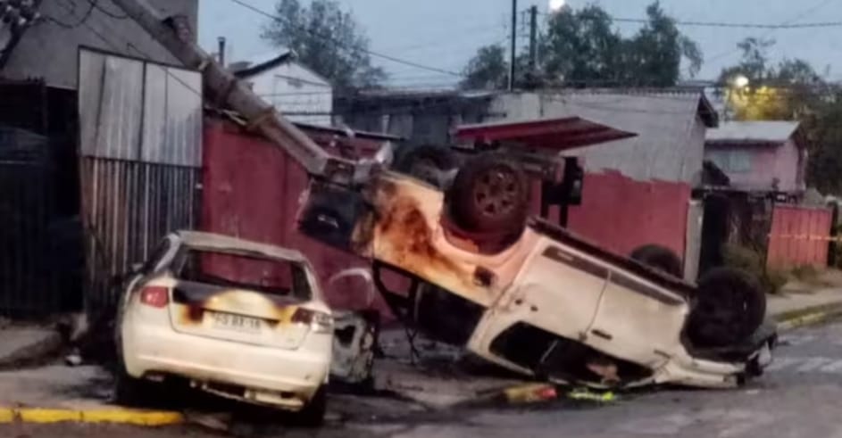 VIOLENTO CHOQUE terminó con un AUTO INCENDIADO y un POSTE DERRIBADO