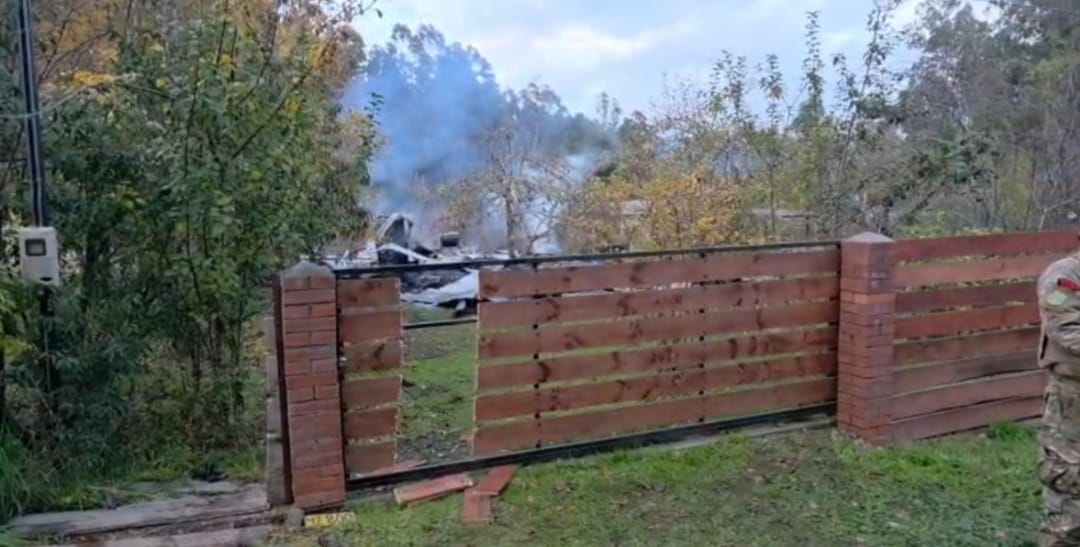 ATAQUE INCENDIARIO en  deja una VIVIENDA DESTRUIDA y mensaje ALUSIVO A PRESOS MAPUCHE