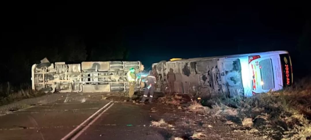 CAMIÓN GRÚA que TRASLADABA UN BUS VOLCÓ en Chiloé dejando interrumpida la Ruta 5 Sur