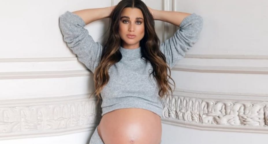 TITA URETA y SPIRO RAZIS CELEBRAN el NACIMIENTO de su HIJA con emotiva fotografía