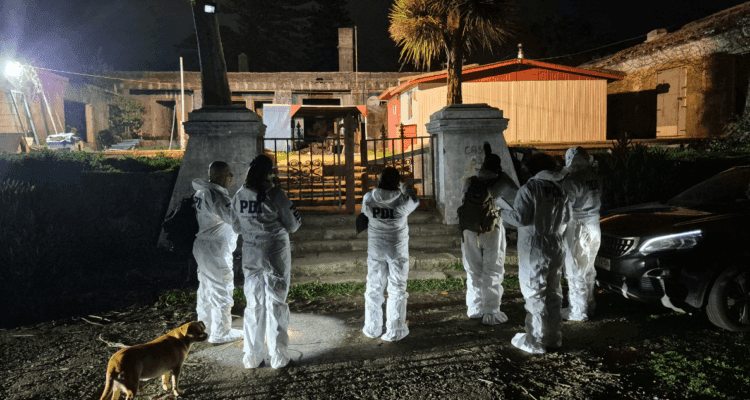 HORROR: Adulta mayor es ASESINADA por DELINCUENTES que ingresaron a su CASA en CORONEL, esposo está GRAVE