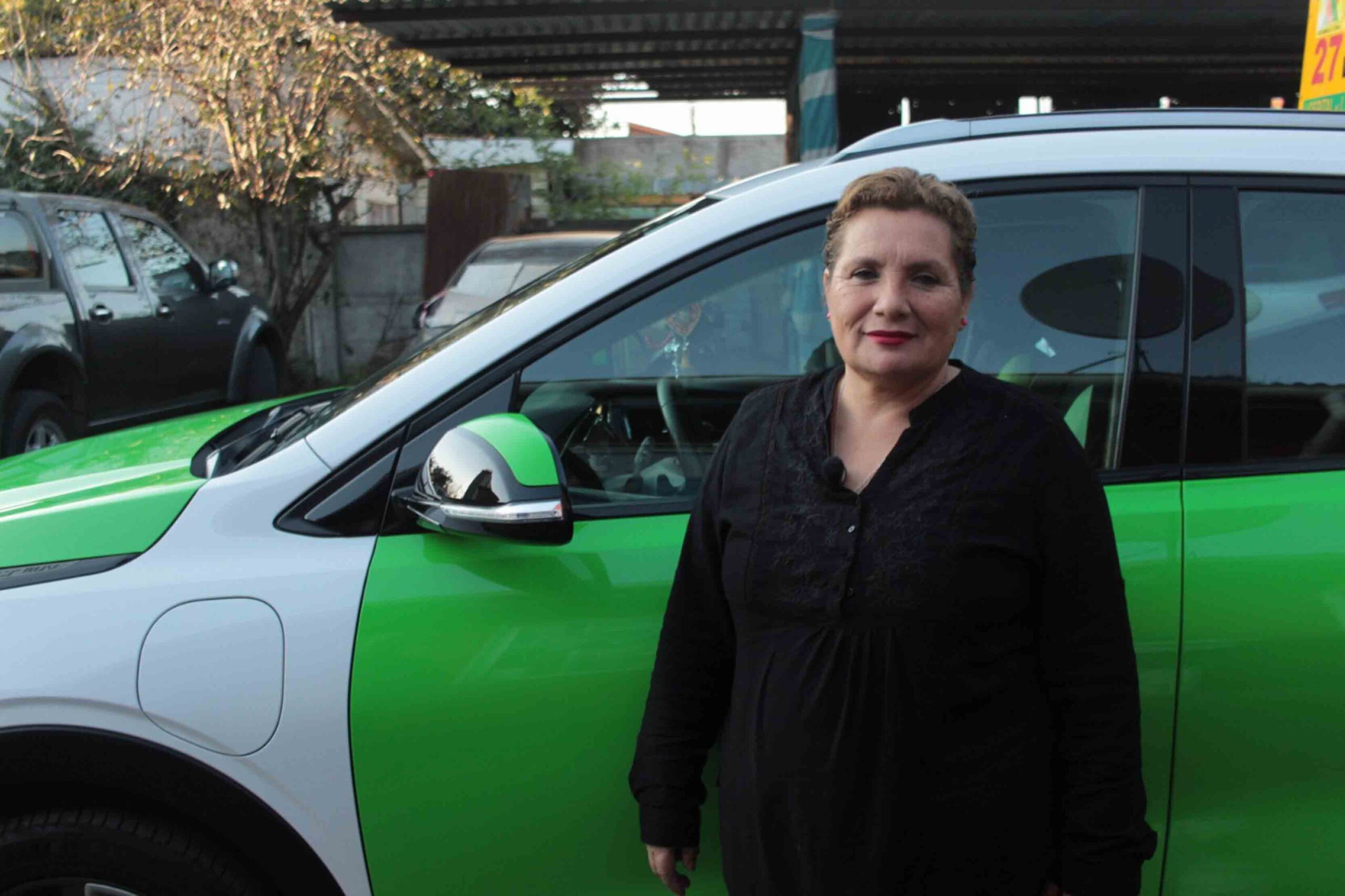 La historia de la primera conductora profesional de un taxi colectivo eléctrico en Concepción 