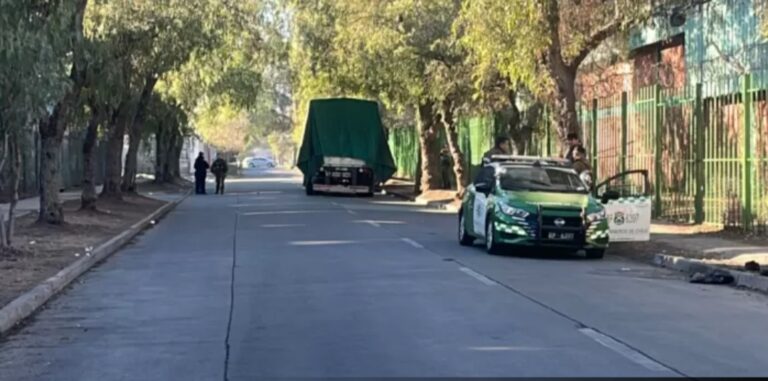 DETIENEN a sujeto que INTENTÓ ATROPELLAR a CARABINEROS durante ROBO de camión