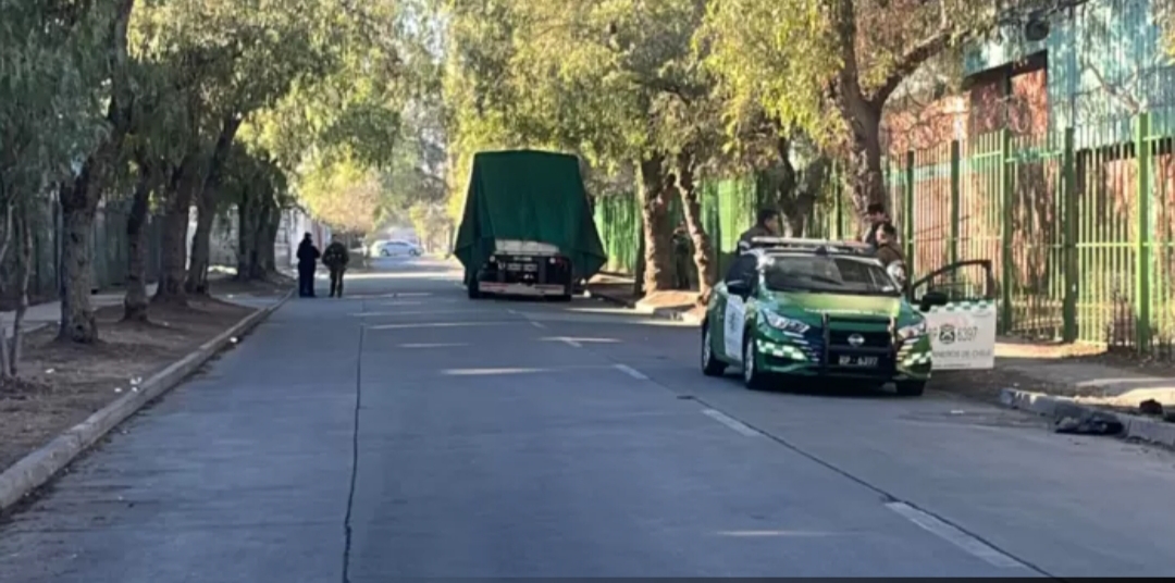 DETIENEN a sujeto que INTENTÓ ATROPELLAR a CARABINEROS durante ROBO de camión