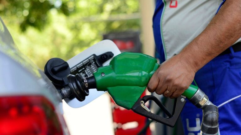Alivio al bolsillo precio del diésel cae con fuerza y las gasolinas quedan casi sin cambios