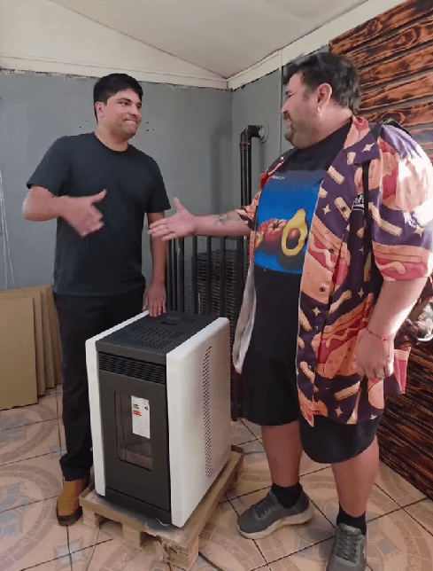 «Antiinfluencer» solidario: Creador de contenido de Concepción lleva calor y abrigo a adultos mayores de Coronel
