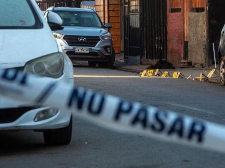 ACRIBILLAN a hombre: víctima INTENTÓ REFUGIARSE en una vivienda, pero FALLECIÓ tras el ATAQUE