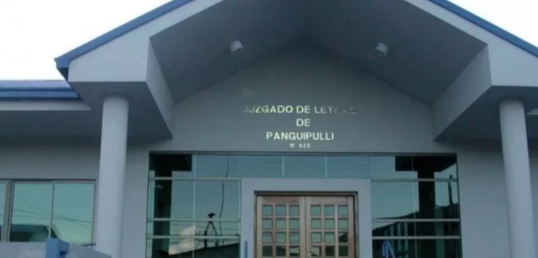 Formalizan por femicidio frustrado a hombre que habría rociado con bencina a su pareja frente a sus hijos en Panguipulli