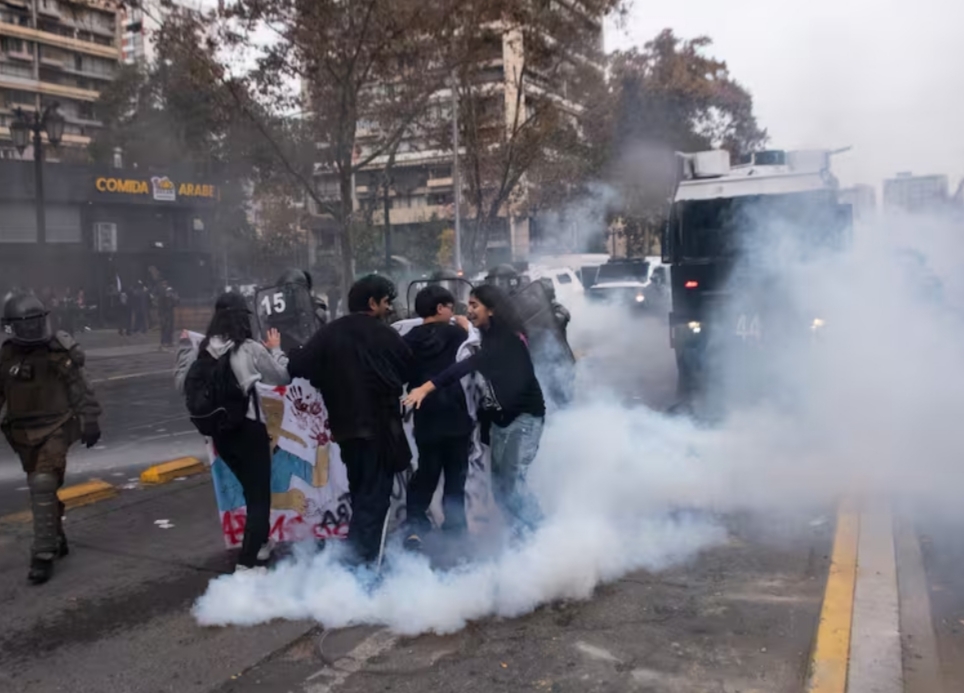 ESTUDIANTE de Derecho de la Universidad de Chile sufre GRAVES FRACTURAS FACIALES tras manifestación