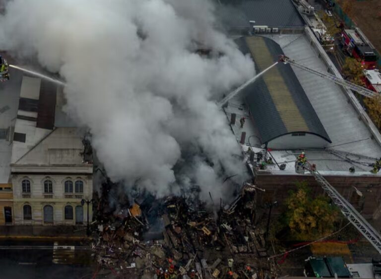 REPORTAN persona DESAPARECIDA tras INCENDIO que provocó el DERRUMBE de una VIVIENDA