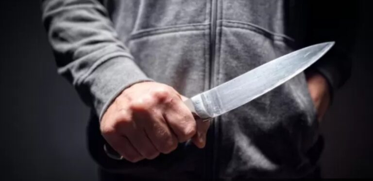 ASESINAN en prisión a CONDENADO por MATAR a su HIJASTRA: recibió 30 puñaladas en menos de cinco minutos