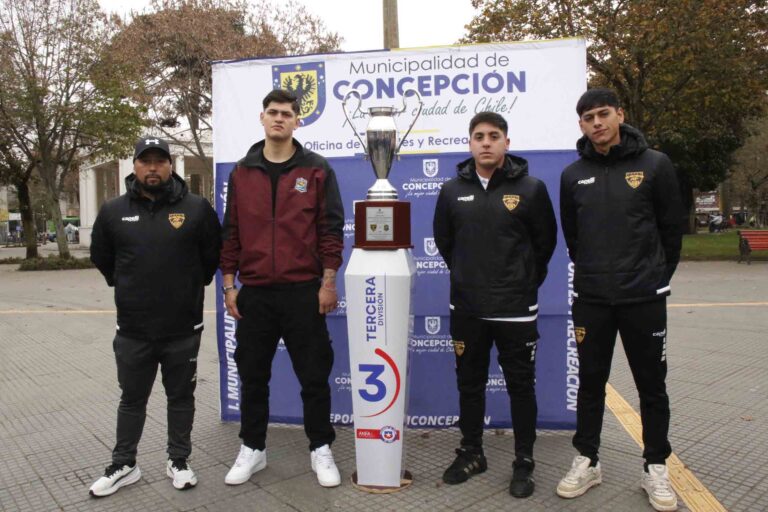 Vial lució en el centro penquista trofeo que jugará por sus 123 años