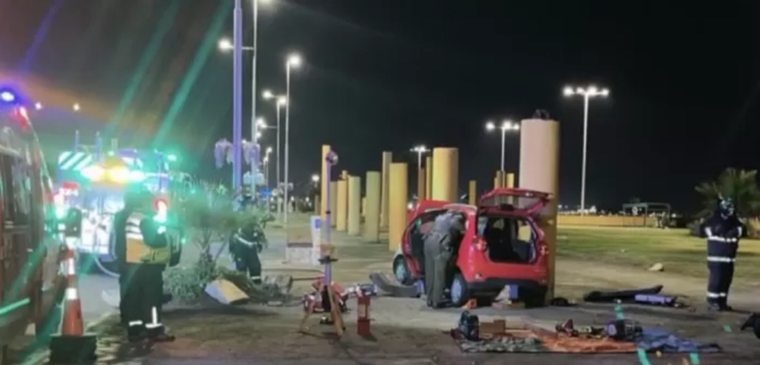 CONDUCTOR resulta lesionado tras IMPACTAR VIOLENTAMENTE contra una PALMERA