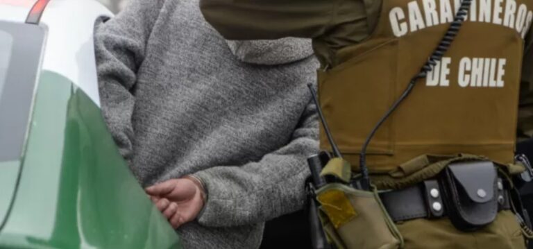 DOS ADOLESCENTES son arrestados por PRESUNTA RETENCIÓN ILEGAL de una JOVEN