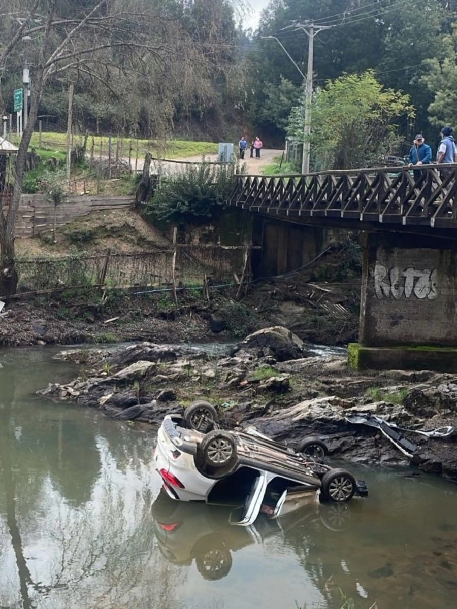 Vehículo CAE al RÍO ANDALIÉN tras VOLCAR desde el Puente Victoria en la Ruta 148