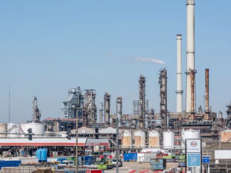 Petróleo MANTIENE su CAÍDA tras ACUERDO entre EE.UU. e Irán y se acerca a NIVELES PREVIOS a la CRISIS