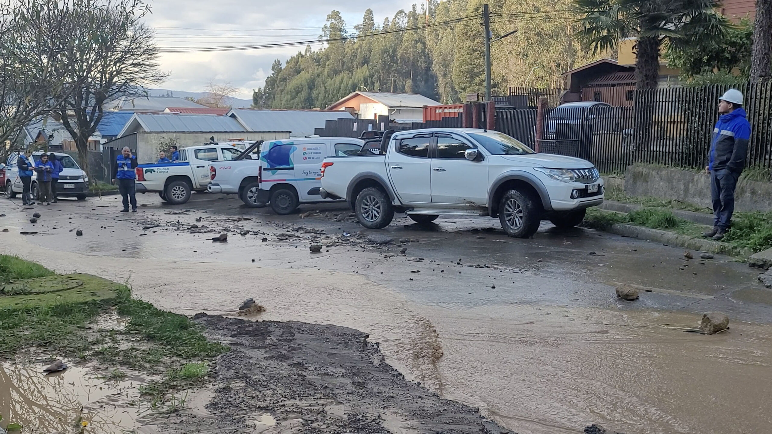 Rotura de matriz provocó anegamientos en calles y viviendas