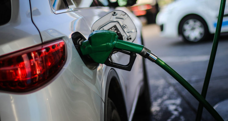 Proyectan que bencinas seguirían bajando ¿A cuánto llegaría el precio de los combustibles?