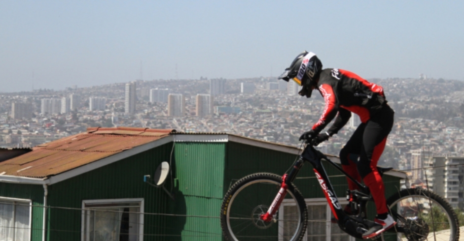 TRAGEDIA en Valparaíso: CICLISTA MUERE tras impactar CONTRA una BARRERA mientras practicaba DESCENSO