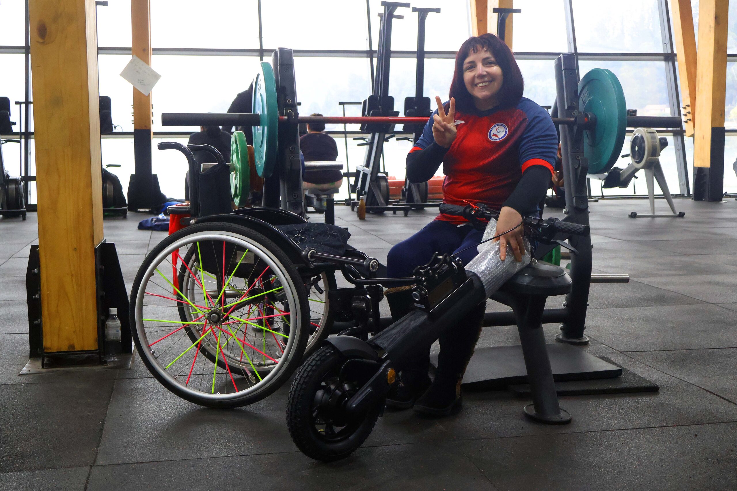 Entregan handbike eléctrica a Jocelyn Muñoz, destacada atleta paralímpica