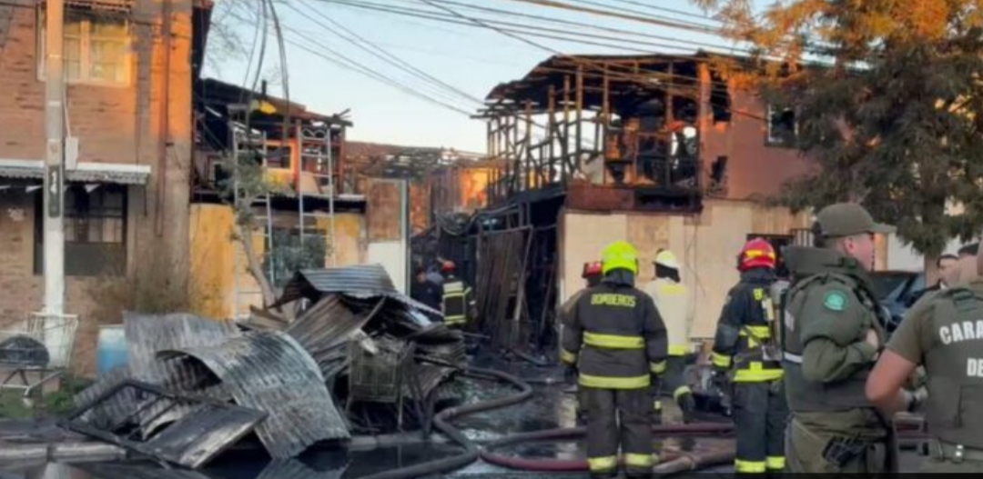 INCENDIO destruye VIVIENDA de BOMBERO: INVESTIGAN causas del SINIESTRO