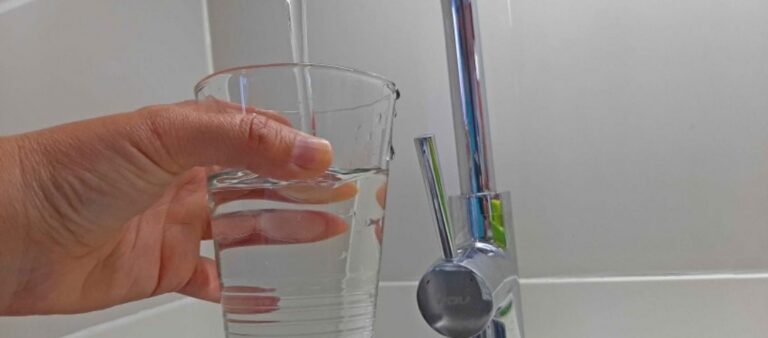 ALCALDES del Biobío expresan PREOCUPACIÓN por ALZA de 5,25% en las CUENTAS de AGUA POTABLE de Essbio