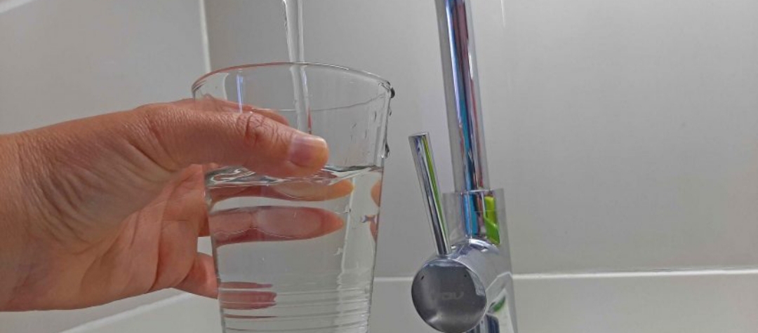 ALCALDES del Biobío expresan PREOCUPACIÓN por ALZA de 5,25% en las CUENTAS de AGUA POTABLE de Essbio