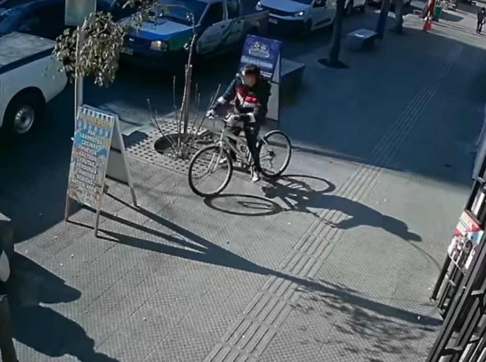CARABINERO en RETIRO realiza DISPARO disuasivo tras ser AGREDIDO por CICLISTA