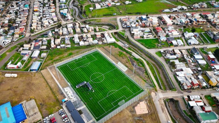Tras 14 años de espera: inauguran nuevo estadio de Dichato