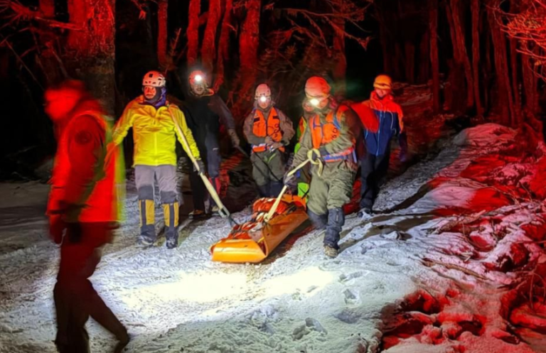 Rescatan a mujer que sufrió caída en Volcán Callaqui