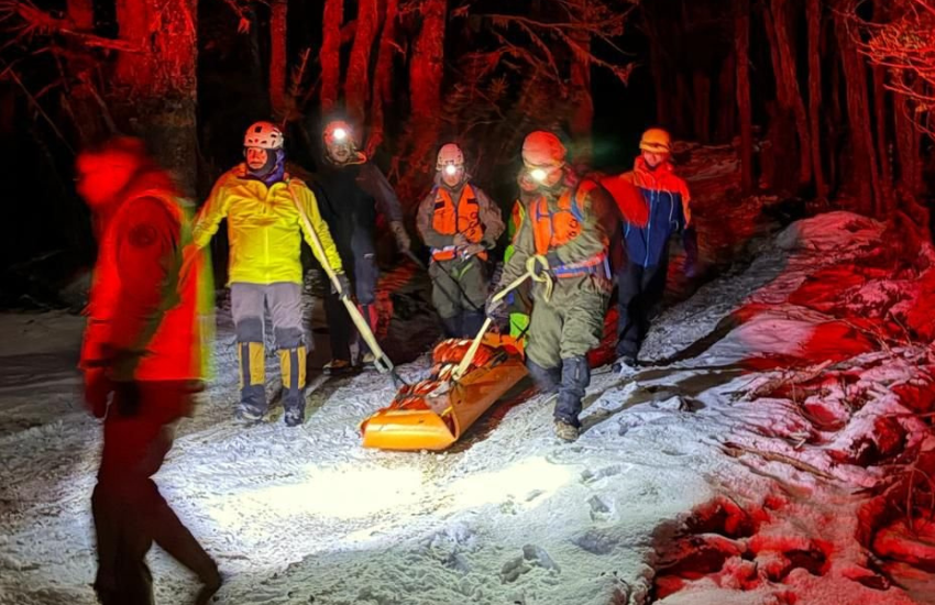 Rescatan a mujer que sufrió caída en Volcán Callaqui