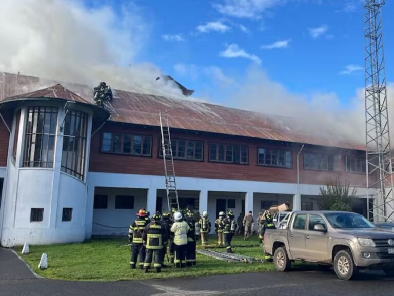 Amplio OPERATIVO por INCENDIO en RECINTO MILITAR: tránsito permanece suspendido
