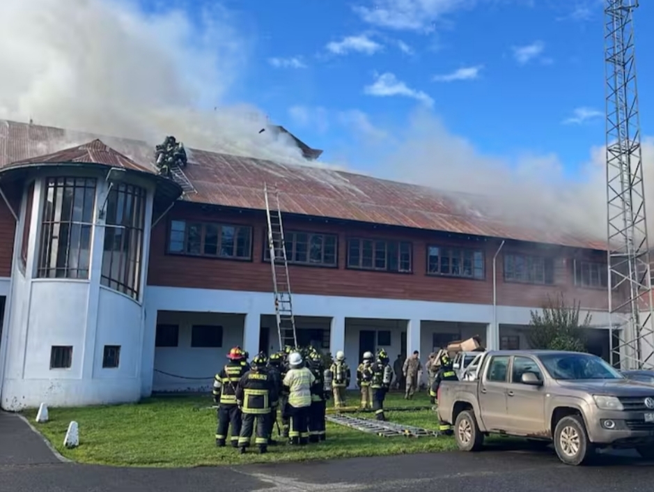 Amplio OPERATIVO por INCENDIO en RECINTO MILITAR: tránsito permanece suspendido