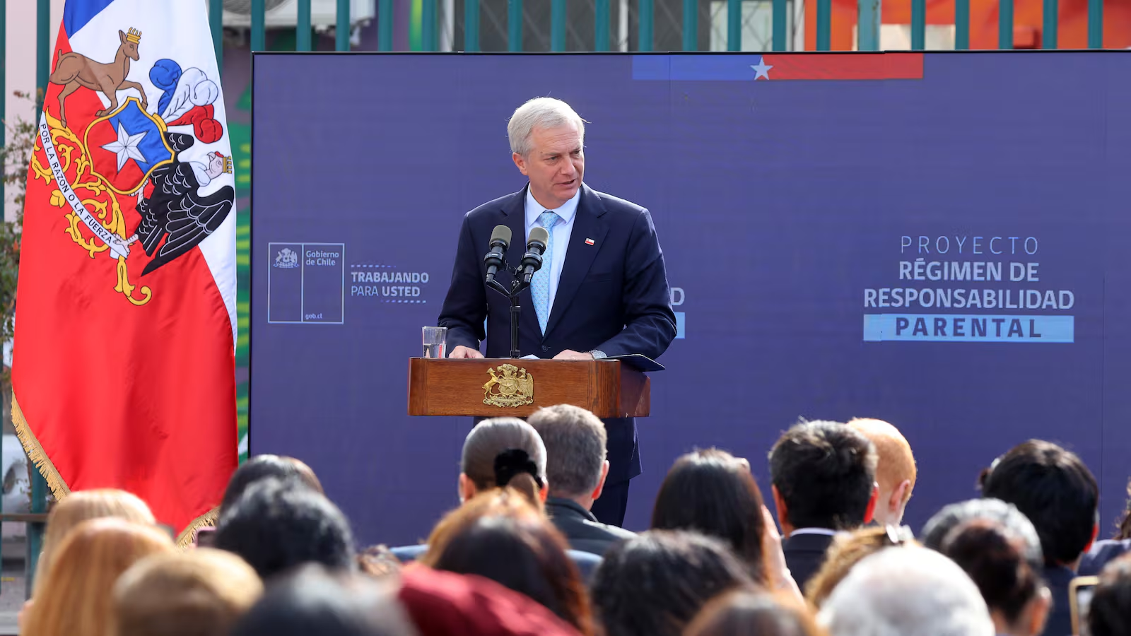 Kast firma proyecto para reforzar la responsabilidad de padres y tutores frente a acciones de menores de edad