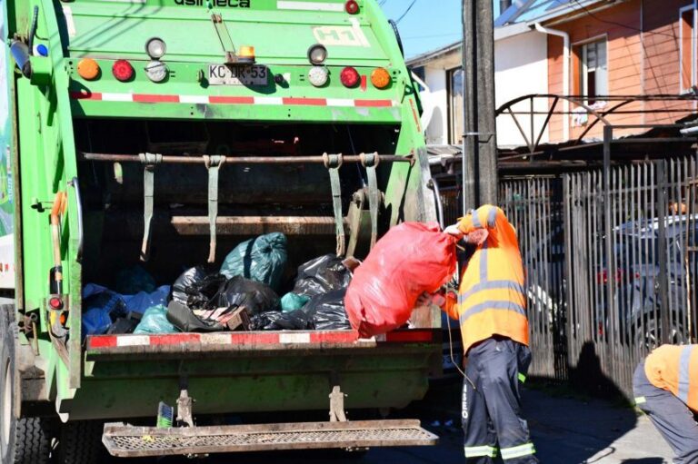 Recolectores de basura de Coronel inician paro indefinido: acusan no pago de sueldos
