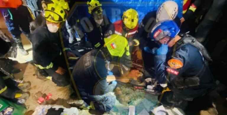 Bomberos de Chile RESCATA con VIDA a hombre que permaneció OCHO DÍAS BAJO los ESCOMBROS en Venezuela